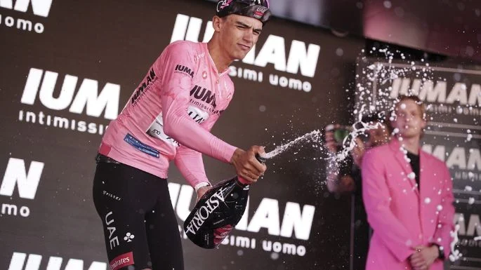 Del Toro llega a diez etapas con la Maglia Rosa