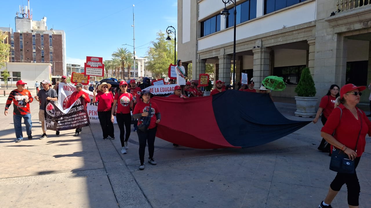Salen de nuevo a la calle maestros federalizados en Sonora