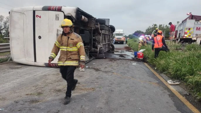 Vuelca camión en Nuevo León y deja once muertos