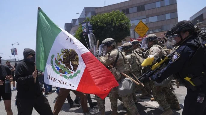 Choca Guardia Nacional con manifestantes en Los Ángeles