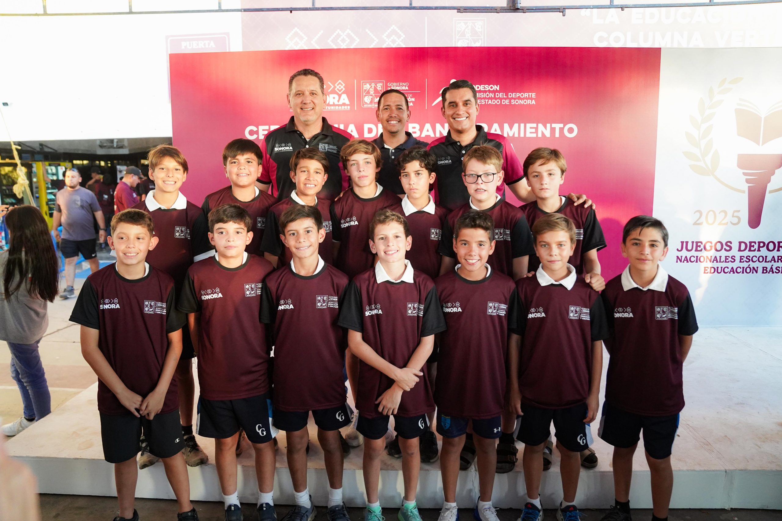 Abanderan a deportistas que participarán en Juegos Nacionales Escolares