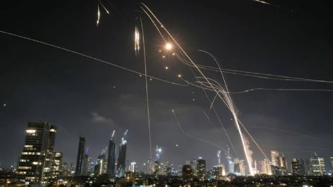 Irán devuelve bombardeo a Israel; tensión al máximo