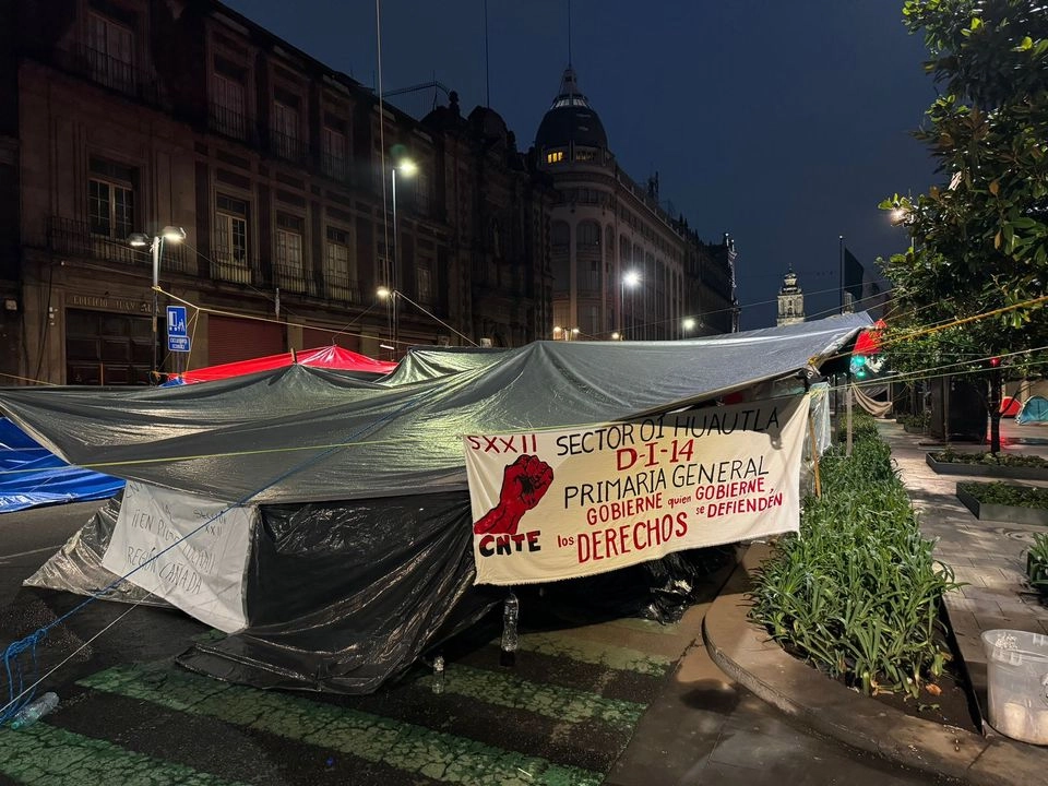 Permanece plantón de la CNTE en el Zócalo capitalino