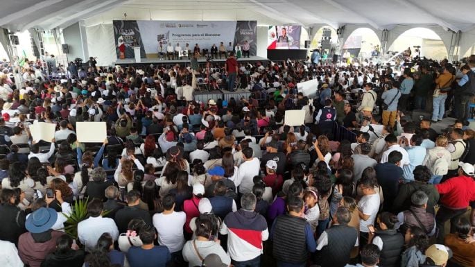 Interrumpen manifestantes discurso de Sheinbaum