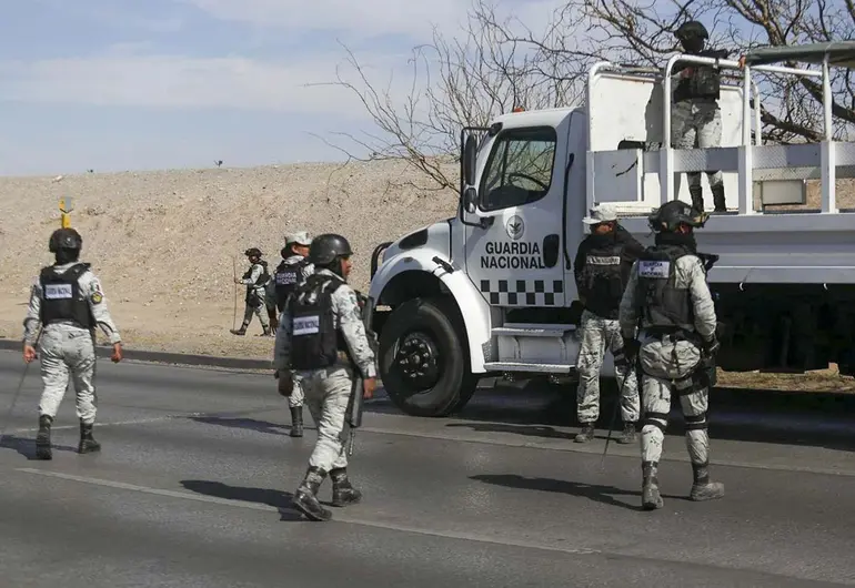 Aseguran miles de litros de precursores químicos en Sinaloa