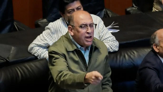 Tunden iniciativa para prohibir uso obligatorio de toga