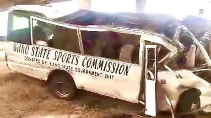 Cae autobús de un puente y mueren 22 atletas negerianos