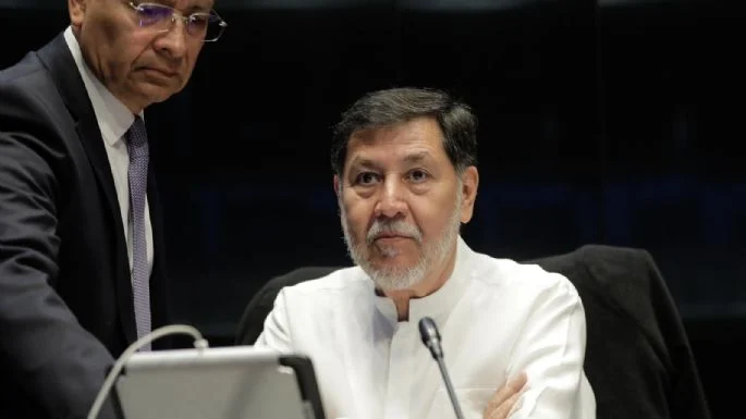 Exigen activistas renuncia de Fernández Noroña como senador