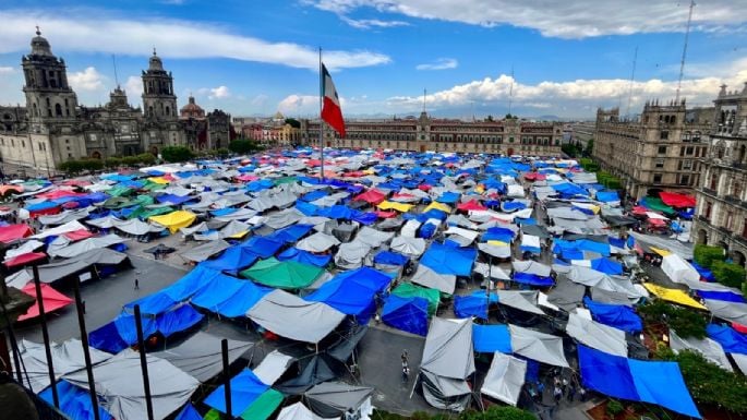 Mantiene CNTE plantón en zócalo; no hay acuerdo con gobierno