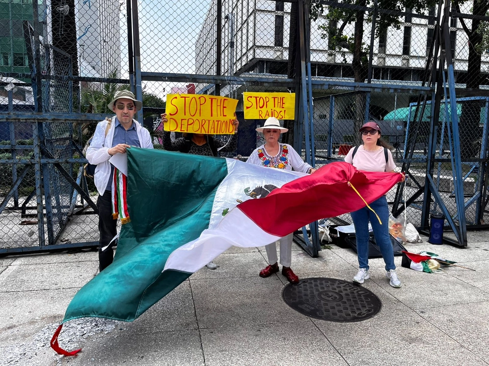 Protestan organizaciones binacionales frente a embajada de EU en México