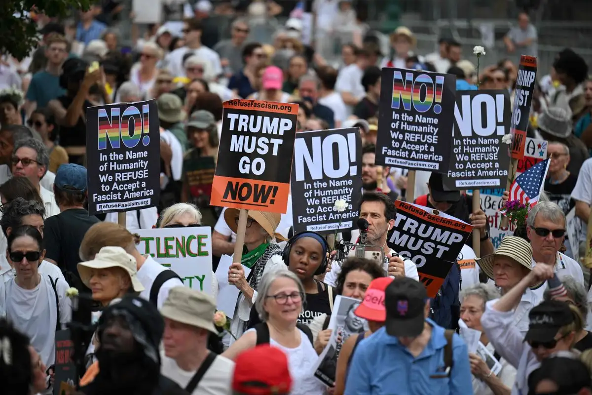 PROTESTAN DECENAS DE MILES DE ESTADOUNIDENSES EN CONTRA DE POLÍTICAS DE TRUMP