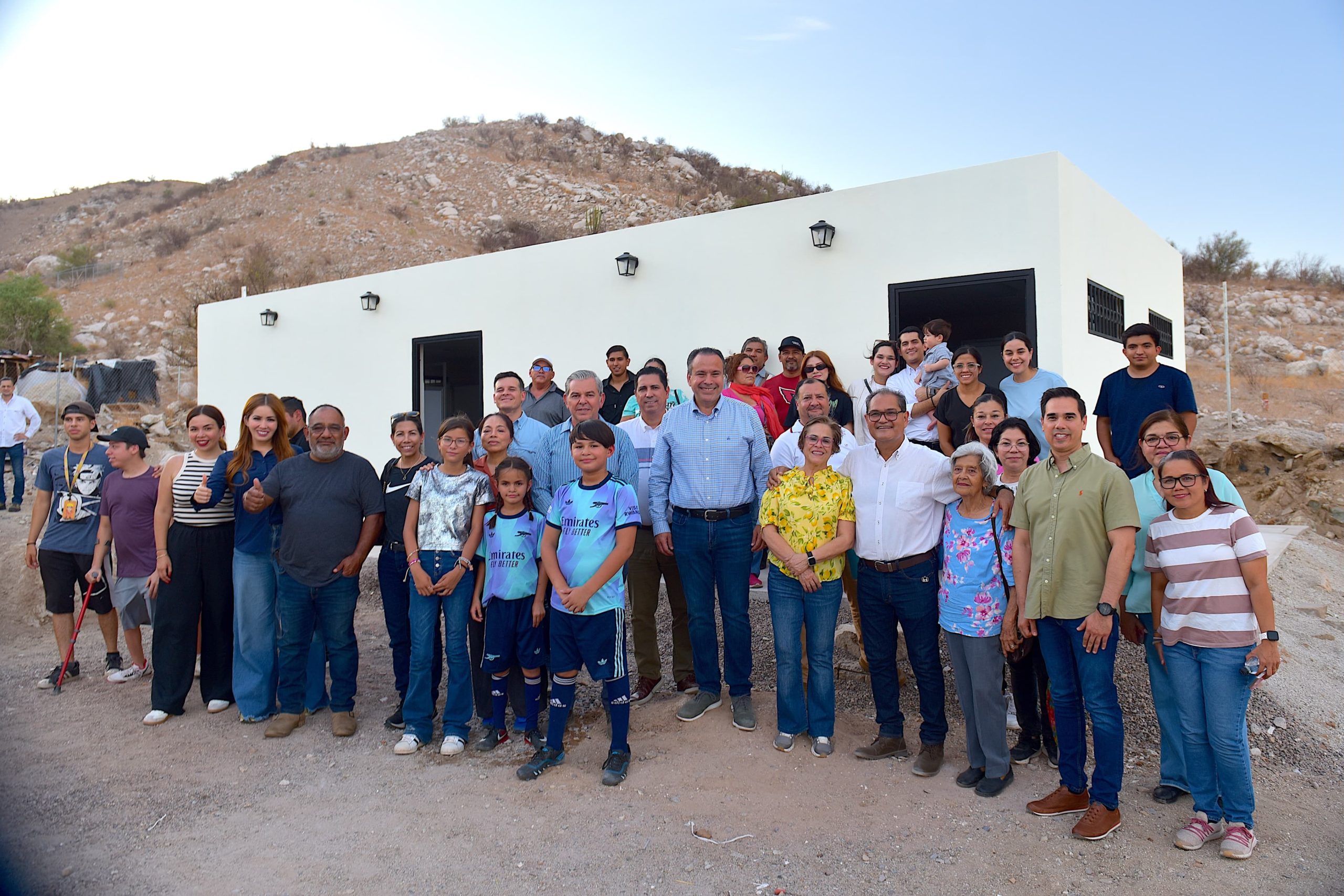 Entrega alcalde Astiazarán obras para iglesia cristiana