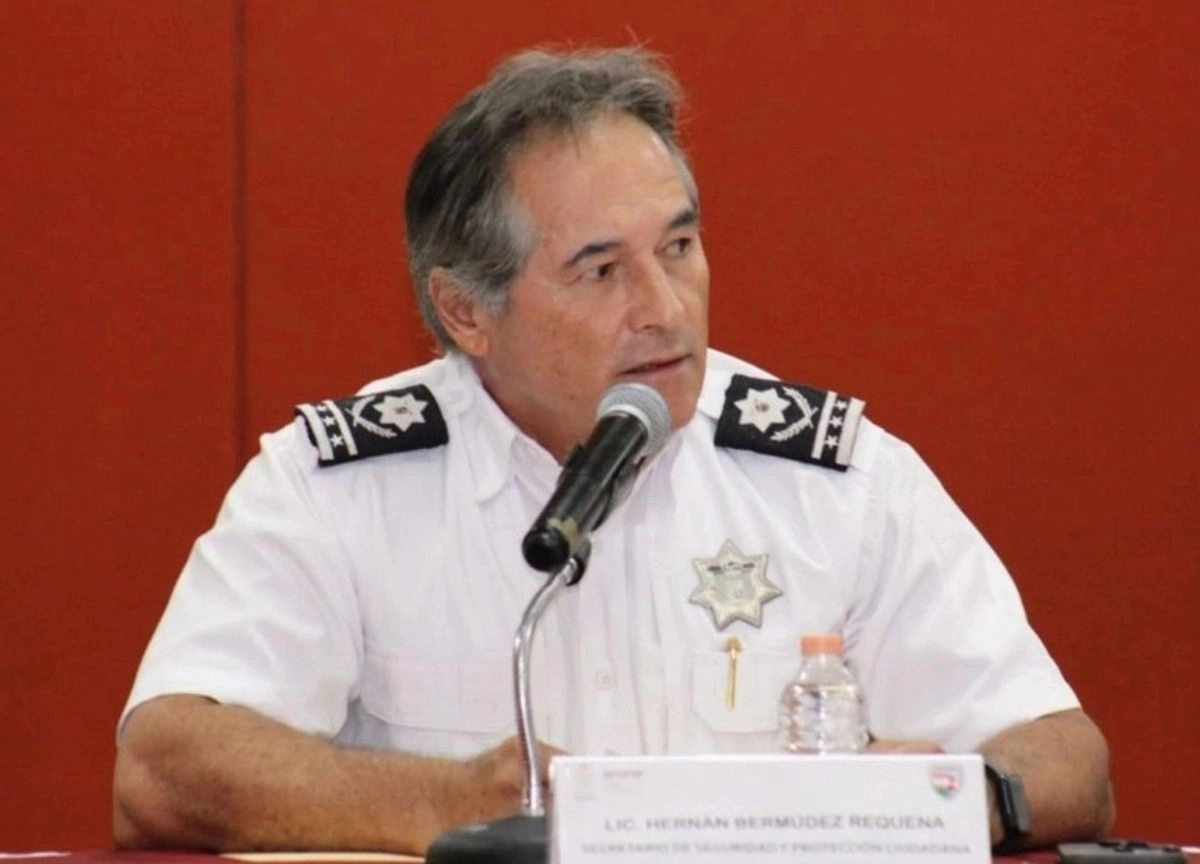 Bloquean cuentas bancarias de exsecretario prófugo