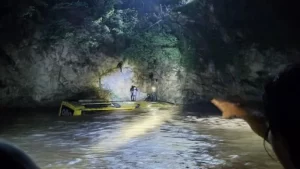 Cae autobús a río y mueren ocho personas Cae autobús a río y mueren ocho personas