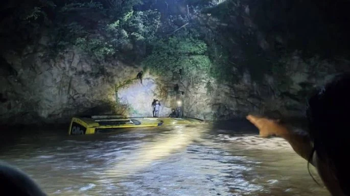Cae autobús a río y mueren ocho personas