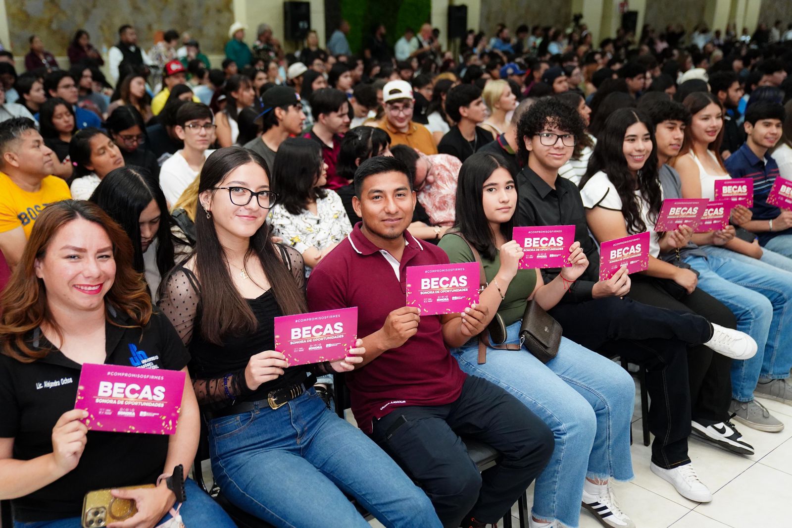 Reciben becas estudiantes universitarios de Nogales