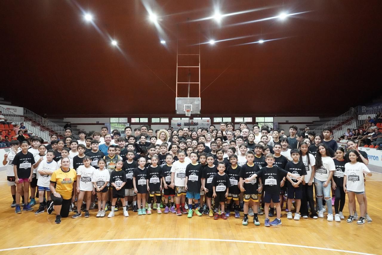 Realizan clínica de basquetbol para niñas y niños