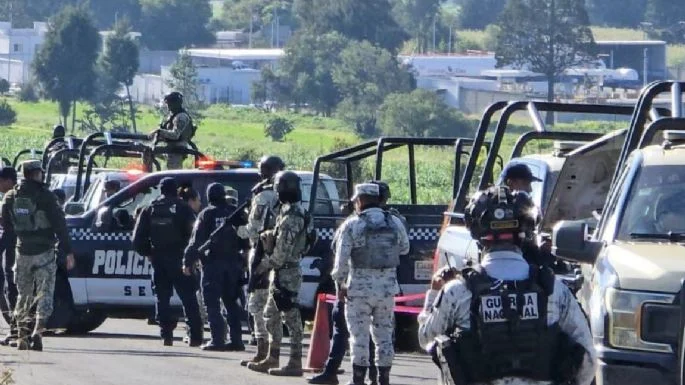 Dejan seis cabezas humanas a un costado de carretera
