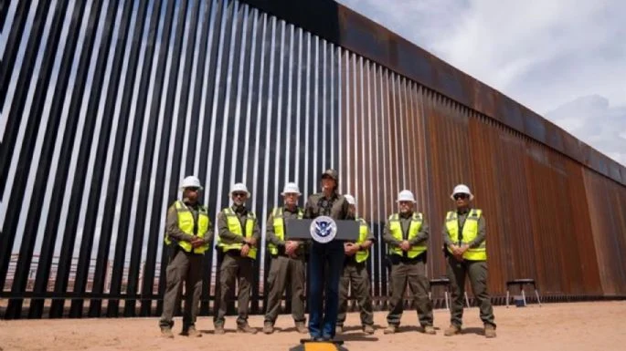 Ordena Trump pintar el muro fronterizo de negro