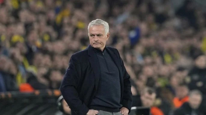 Eliminan al Fenerbahce y corren a Mourinho