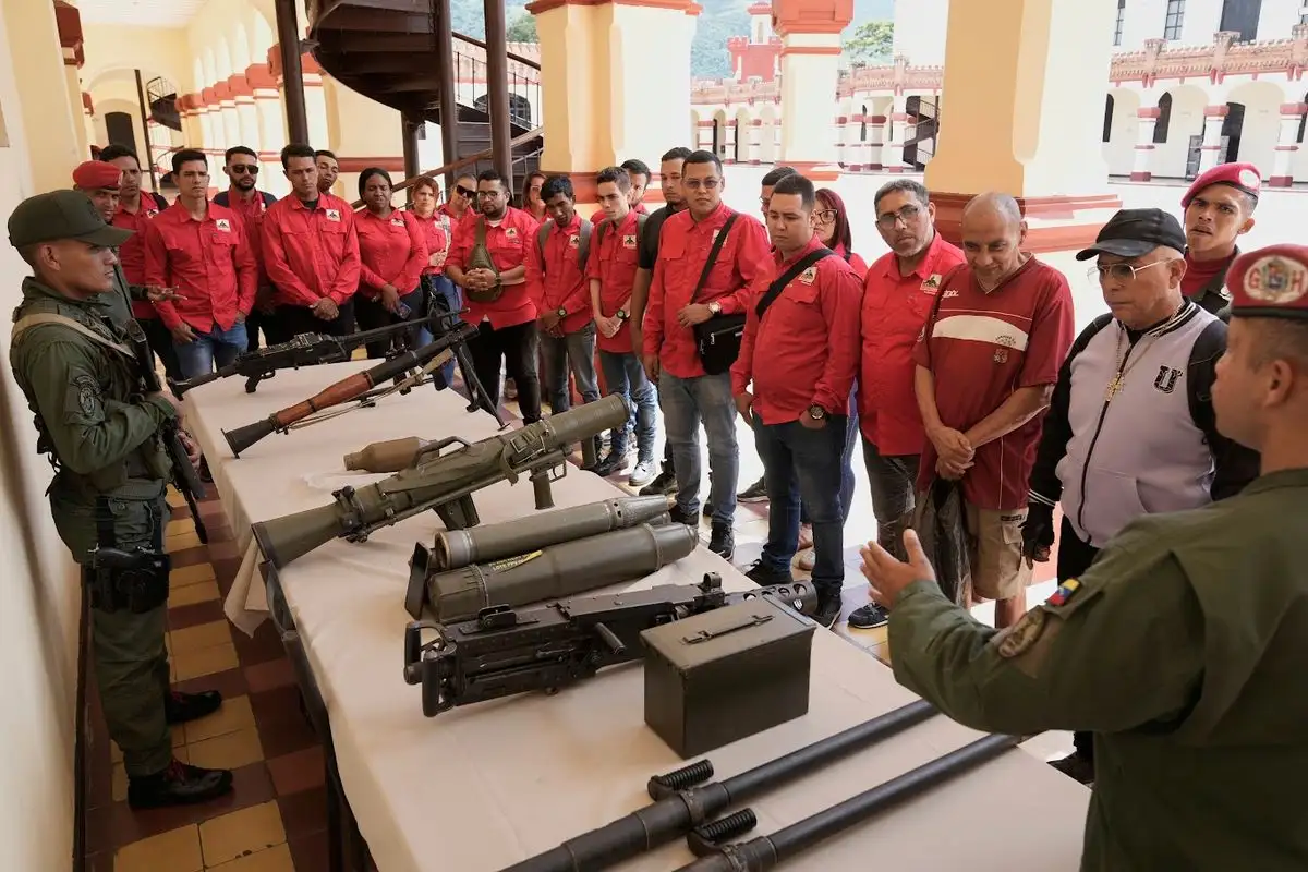 Se enlistan miles de venezolanos ante asedio de EU