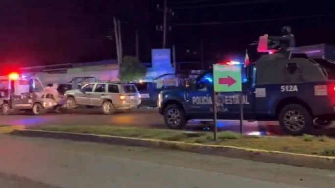 Deja cuatro heridos ataque a convoy de policias
