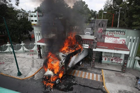 Lanzan petardos contra instalación militar y derriban puerta