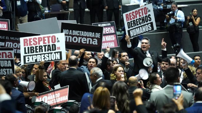 Irrumpen diputados PRI en recinto legislativo con pancartas y megáfonos