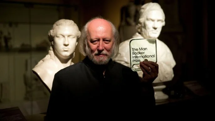 Gana escritor húngaro el Premio Nobel de Literatura 2025