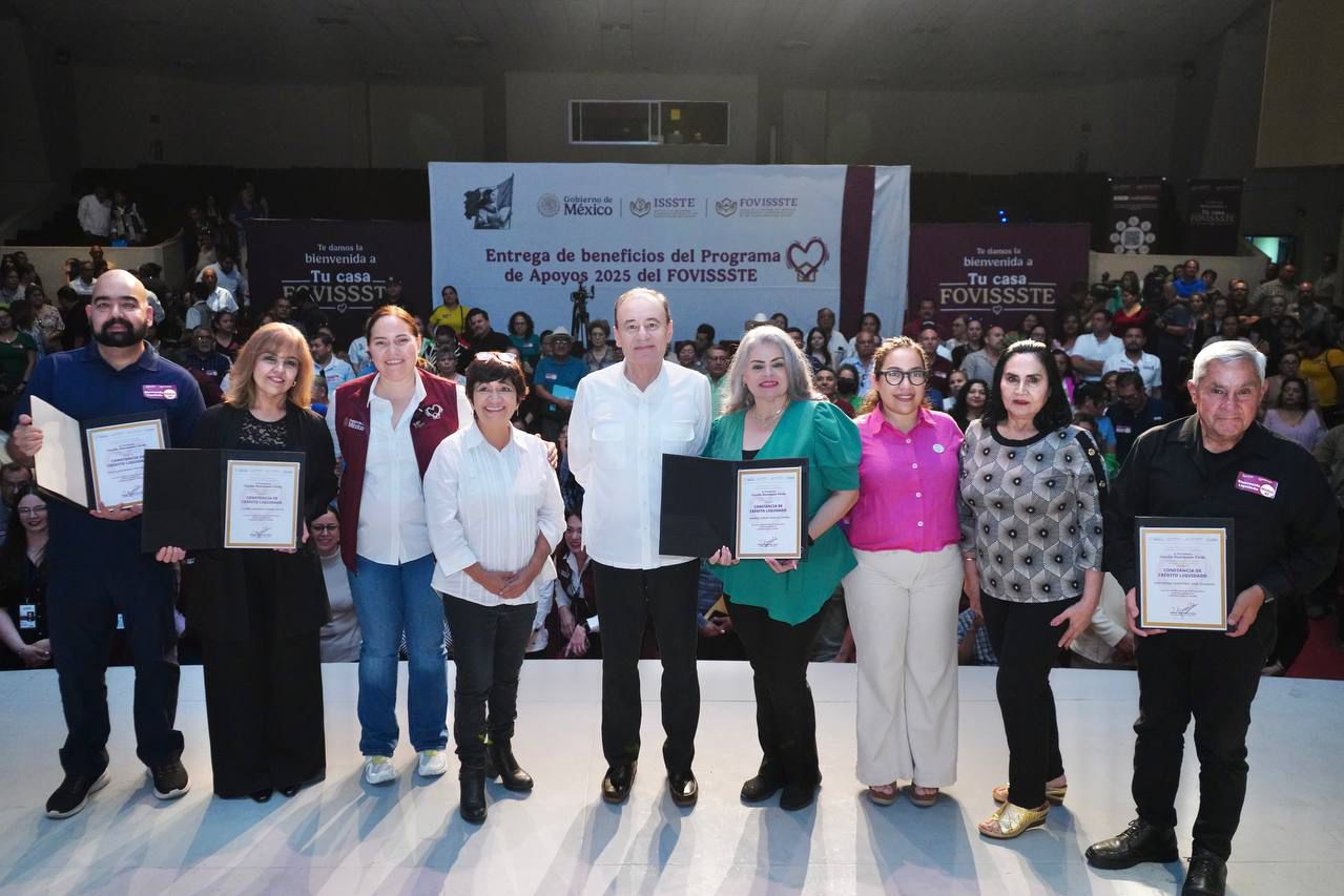 Reciben familias constancias de finiquito de viviendas Fovissste