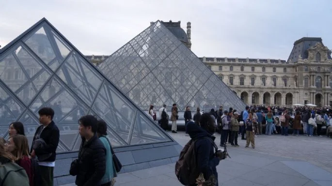 Reabre el Louvre tras el millonario e histórico robo