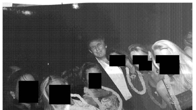 Salen a relucir más fotos de Trump y el pedófilo Epstein Salen a relucir más fotos de Trump y el pedófilo Epstein