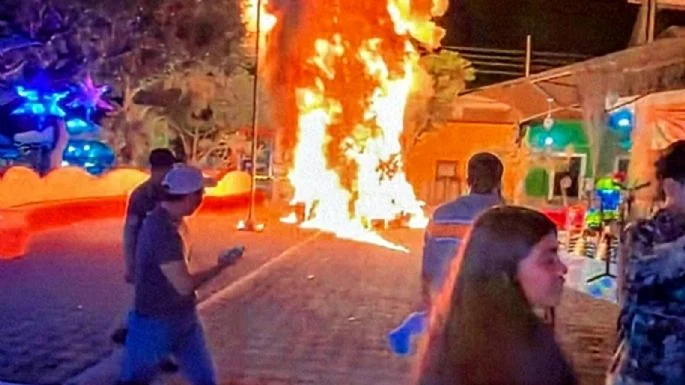 Incendian árbol navideño en señal de protesta Incendian árbol navideño en señal de protesta