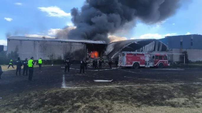 Mueren seis tras desplome de avioneta en Toluca Mueren seis tras desplome de avioneta en Toluca
