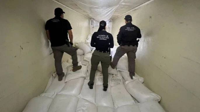 Decomisan 320 kilogramos de metanfetamina oculta en tractocamión Decomisan 320 kilogramos de metanfetamina oculta en tractocamión