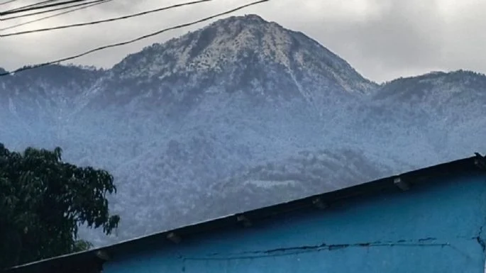 Rescatan a decenas de personas atrapadas en volcán Rescatan a decenas de personas atrapadas en volcán