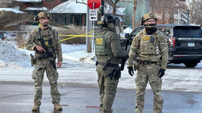 Mata agente federal a tiros a una mujer en redada