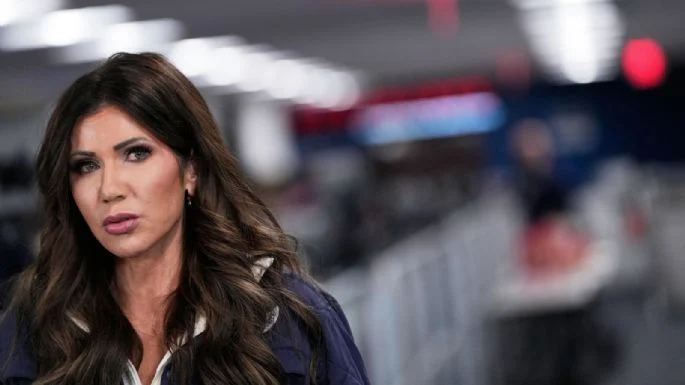 Crece clamor por renuncia de Noem por casos Minneapolis