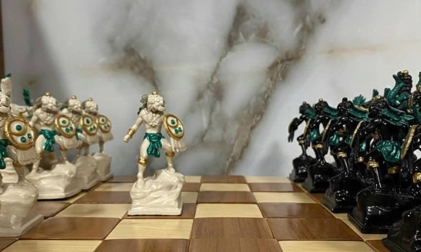 Diseña cananeense un ajedrez basado en piezas mexicas