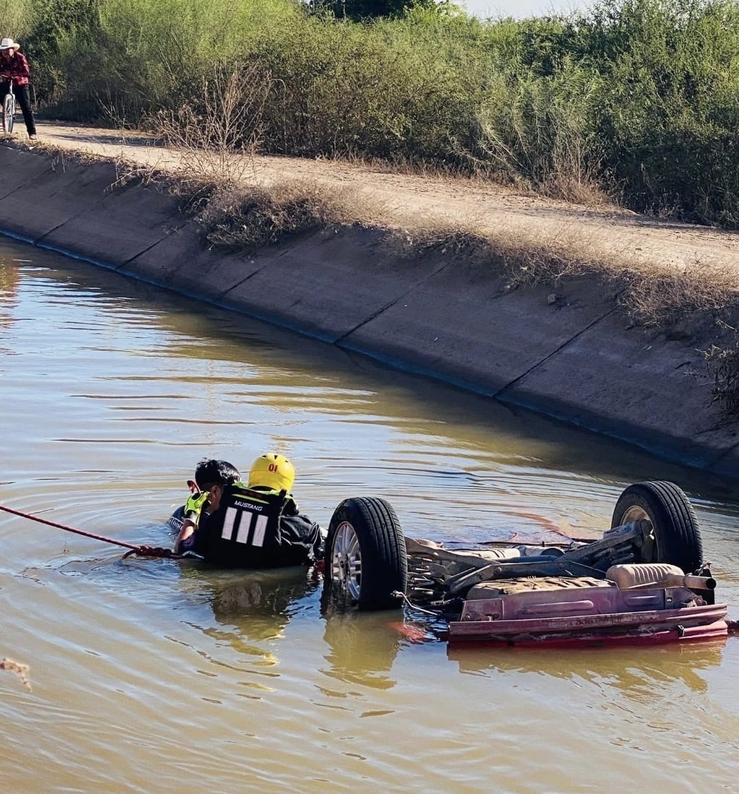 INICIA MAL EL AÑO: MUEREN CUATRO JÓVENES AL CAER SU AUTO EN CANAL DE NAVOJOA INICIA MAL EL AÑO: MUEREN CUATRO JÓVENES AL CAER SU AUTO EN CANAL DE NAVOJOA