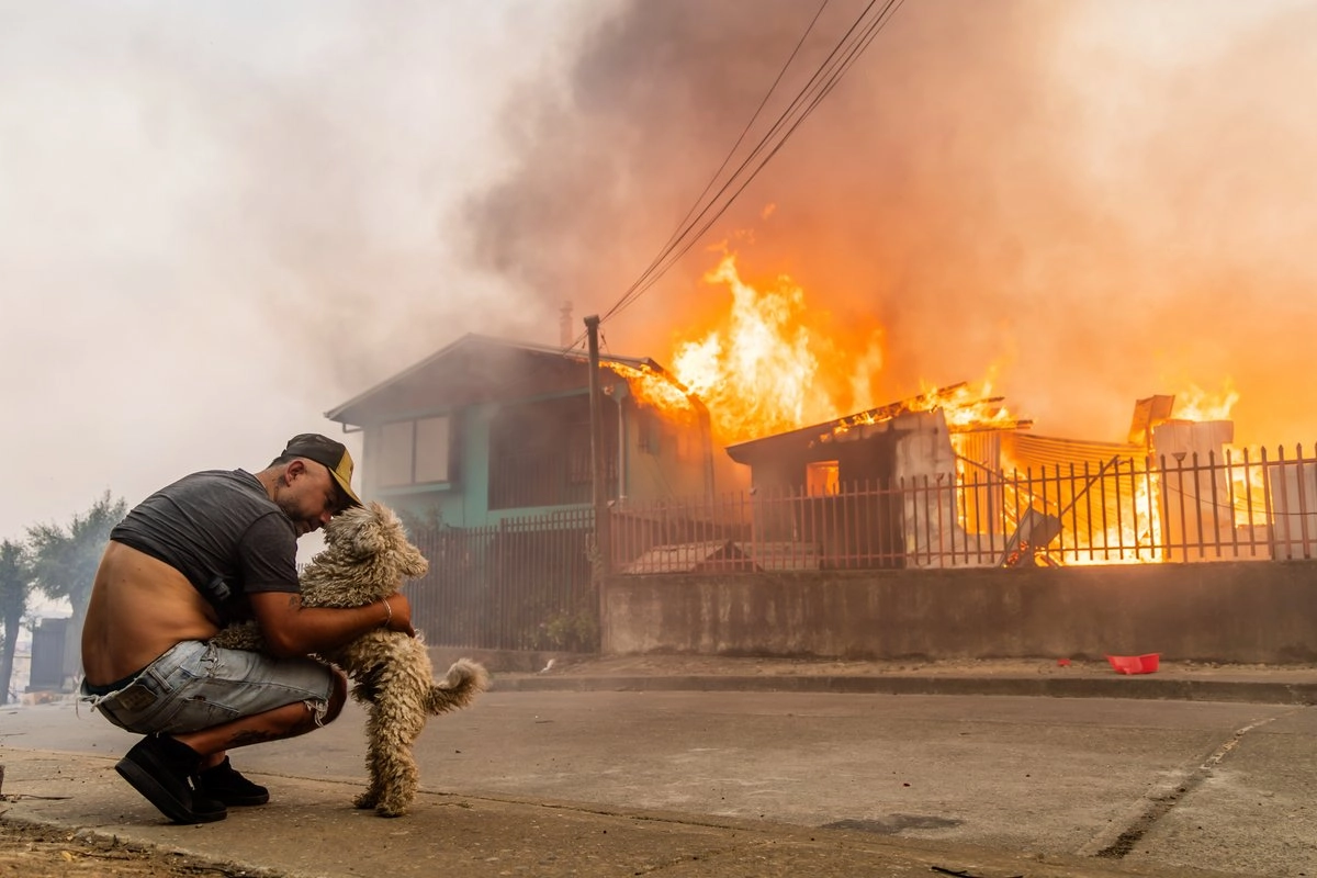 Deja incendios forestales muertos y evacuados en Chile