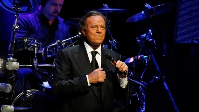ENREDAN AL SEPTUAGENARIO JULIO IGLESIAS EN ACUSACIONES DE ÍNDOLE SEXUAL