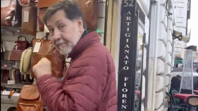 Sorprenden a Noroña en lujoso centro comercial de Roma