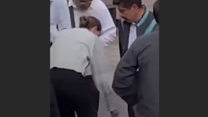 FUNCIONARIA LIMPIA LOS ZAPATOS DEL PRESIDENTE DEL SCJN; EL MAGISTRADO LO JUSTIFICA