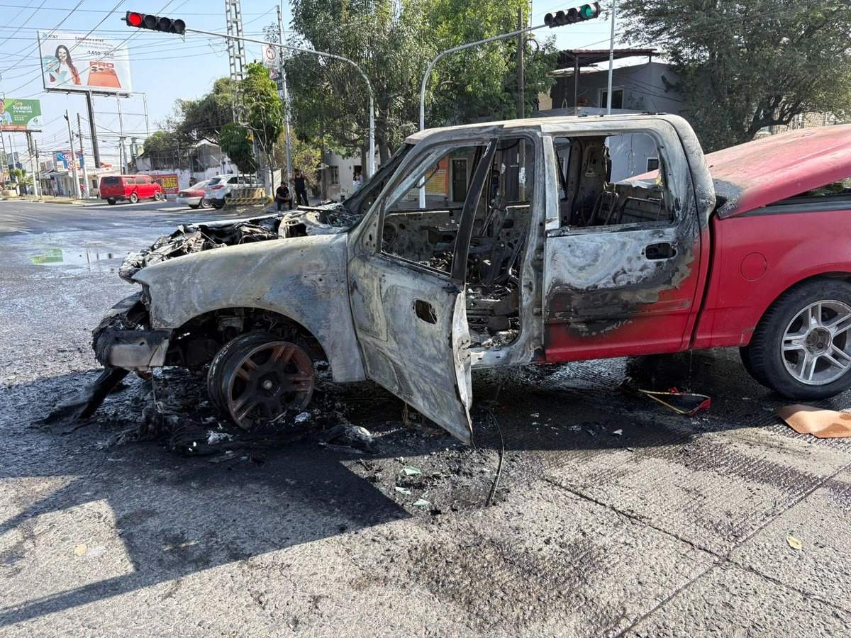 VAN 26 MUERTOS TRAS ENFRENTAMIENTOS POR OPERATIVO PARA DETENER A “EL MENCHO” VAN 26 MUERTOS TRAS ENFRENTAMIENTOS POR OPERATIVO PARA DETENER A “EL MENCHO”