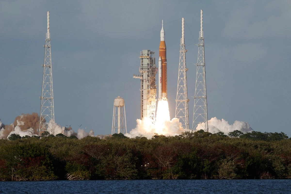 Va el Artemis II de la Nasa rumbo a la luna