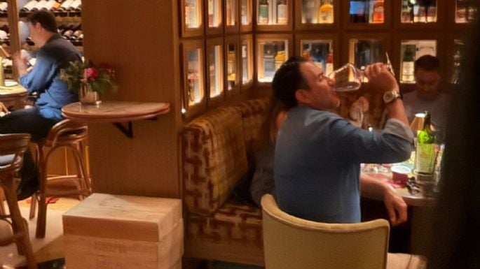 SORPRENDEN A SENADOR MORENISTA “EMPINANDO EL CODO” EN LUJOSO BAR DE MADRID