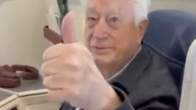 Increpan a Manuel Bartlett en avión rumbo a España