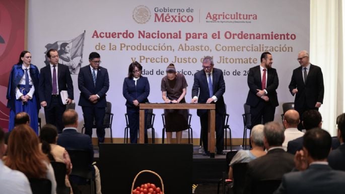 Firma Sheinbaum acuerdo para bajar precio del tomate