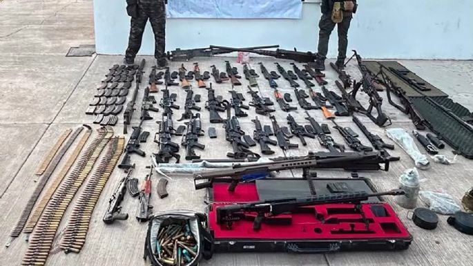 Aseguran vehículo con un arsenal en Badiguarato